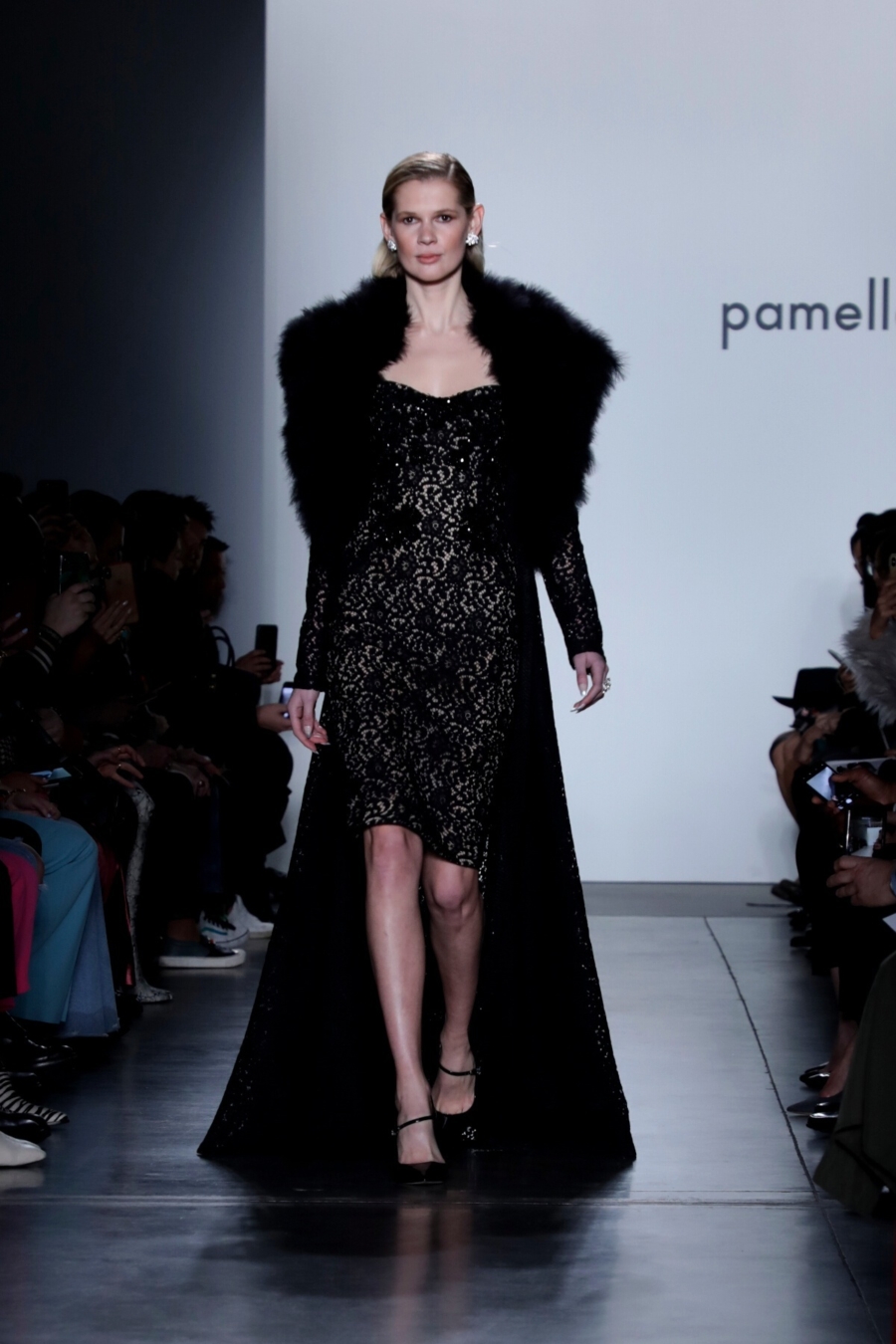 Comment porter la robe droite en 2020 ?