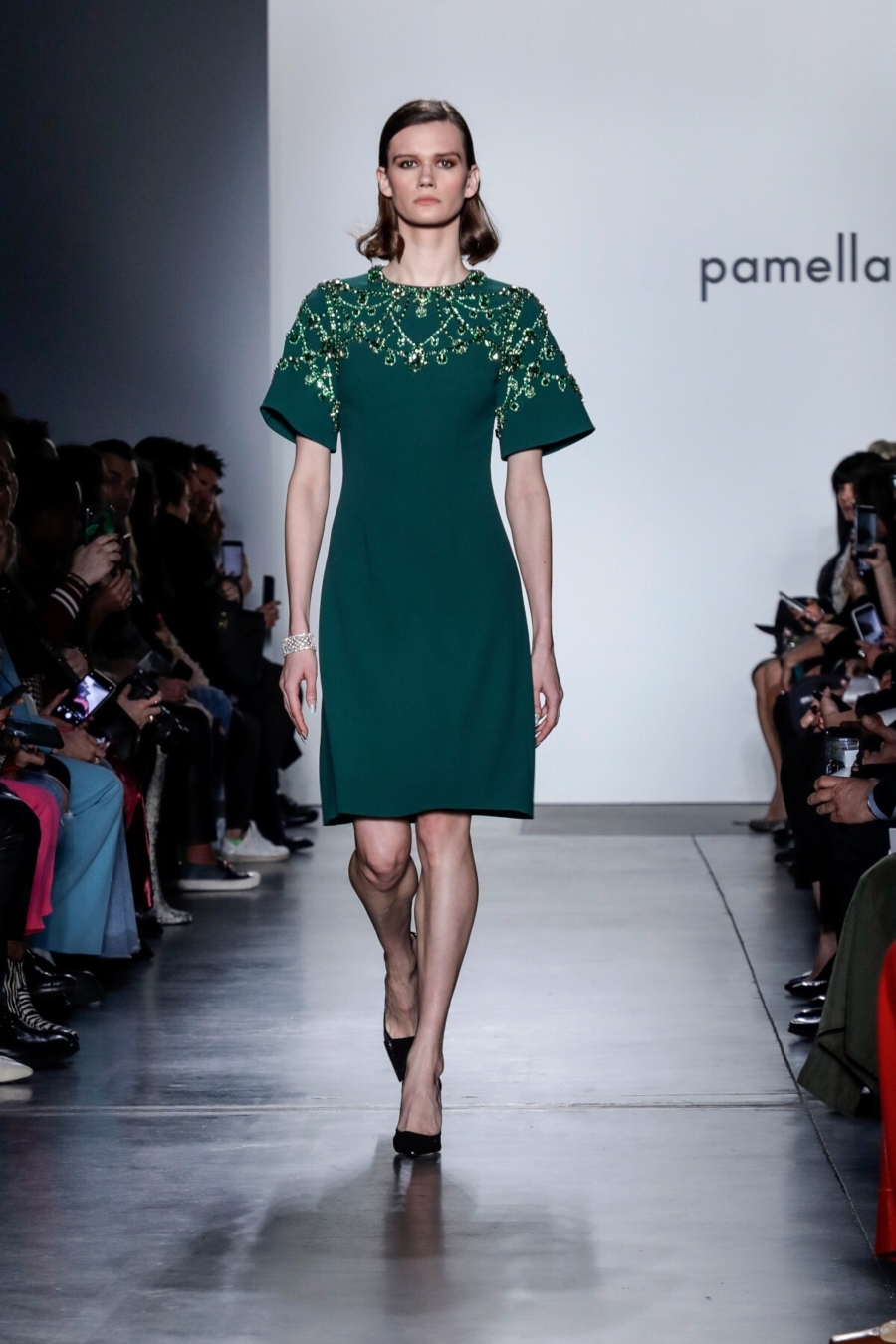 Comment porter la robe droite en 2020 ?
