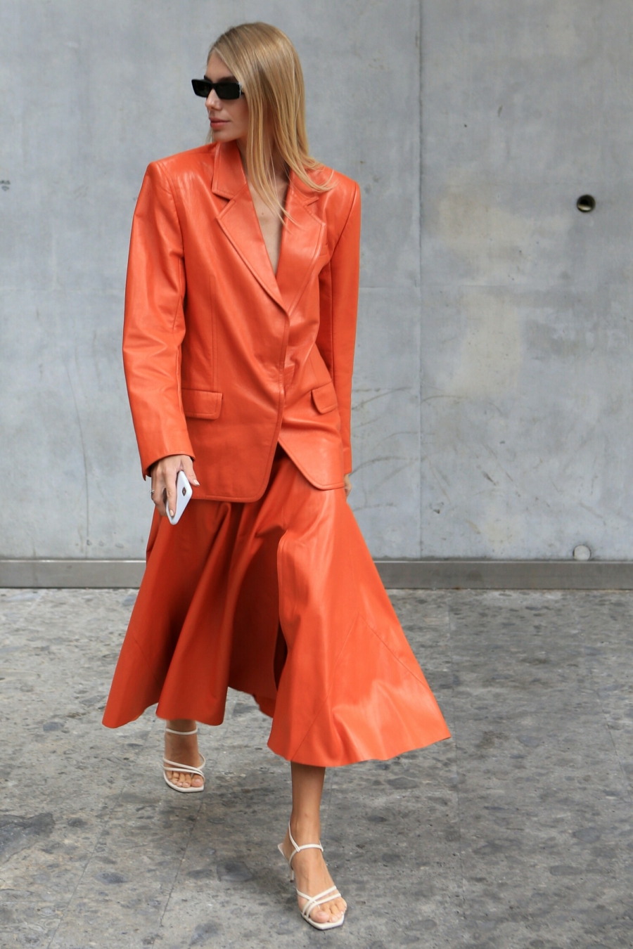 Porter l’orange en 2020 : 5 exemples de tenues