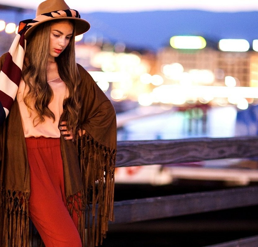 Kaki et rouge&nbsp;: comment porter un v&ecirc;tement militaire avec une allure glamour