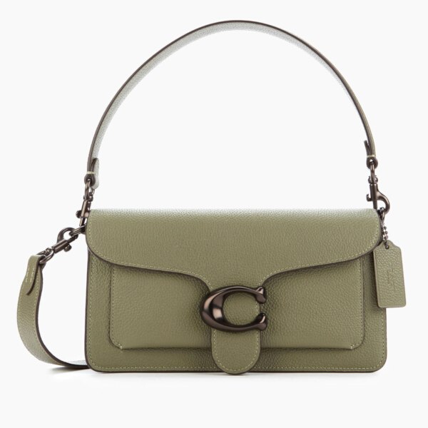 Kaki et rouge&nbsp;: comment porter un v&ecirc;tement militaire avec une allure glamour