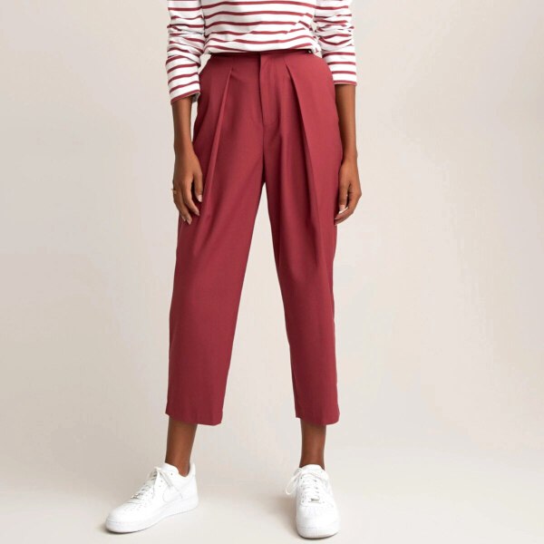 Kaki et rouge&nbsp;: comment porter un v&ecirc;tement militaire avec une allure glamour