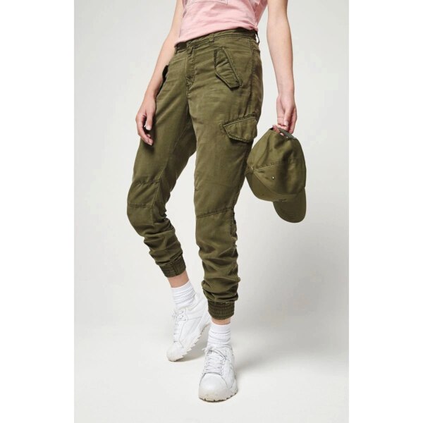Comment porter le kaki et le rouge avec style Futures