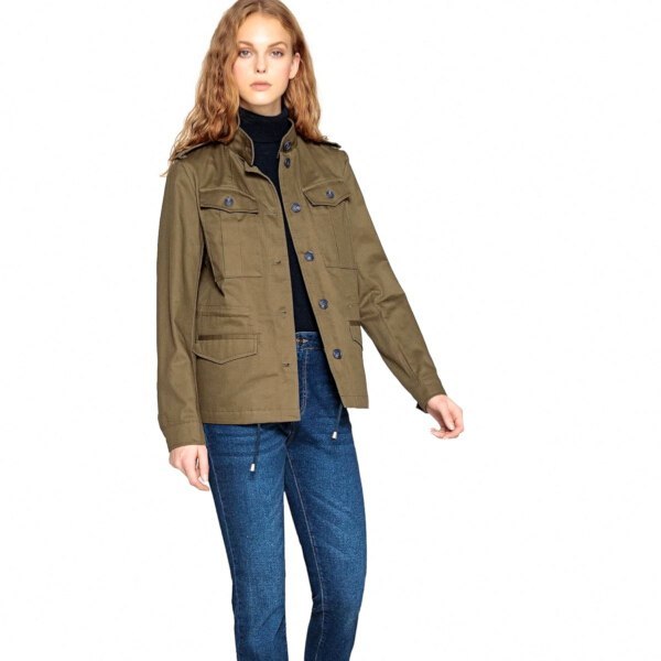 Kaki et rouge&nbsp;: comment porter un v&ecirc;tement militaire avec une allure glamour