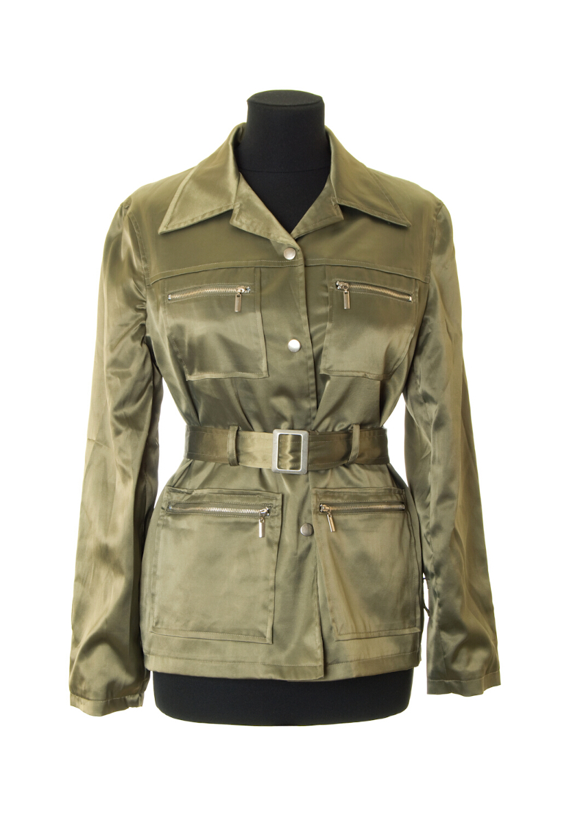 Kaki et rouge&nbsp;: comment porter un v&ecirc;tement militaire avec une allure glamour