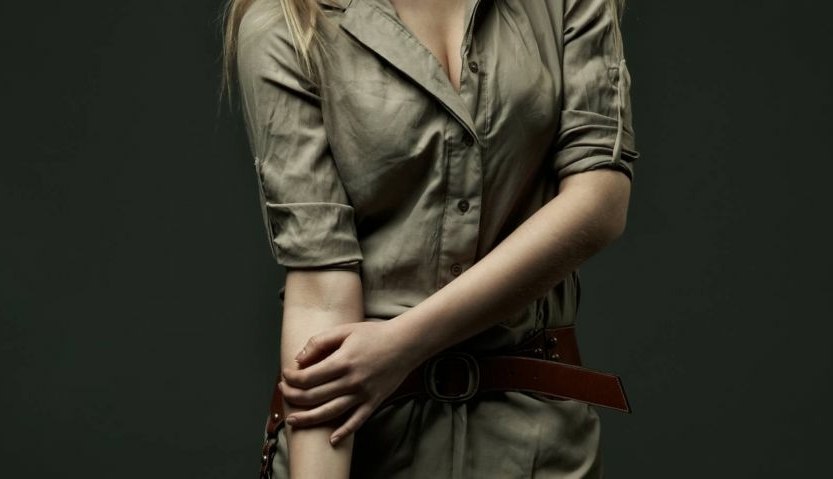 Kaki et rouge&nbsp;: comment porter un v&ecirc;tement militaire avec une allure glamour