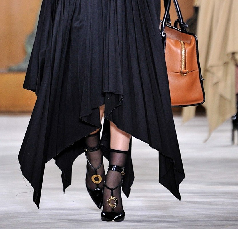 Jupe pliss&eacute;e midi : comment la porter