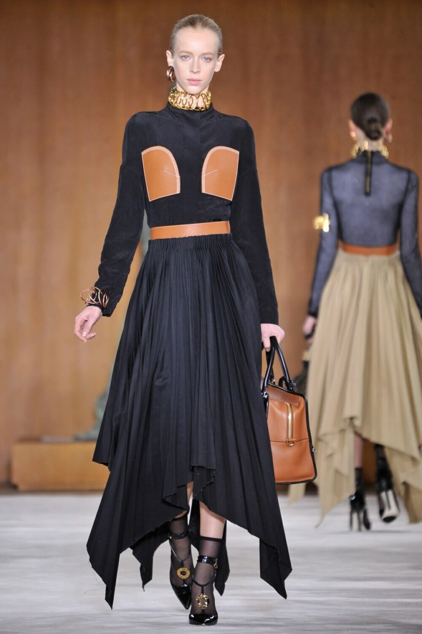 Jupe pliss&eacute;e midi : comment la porter