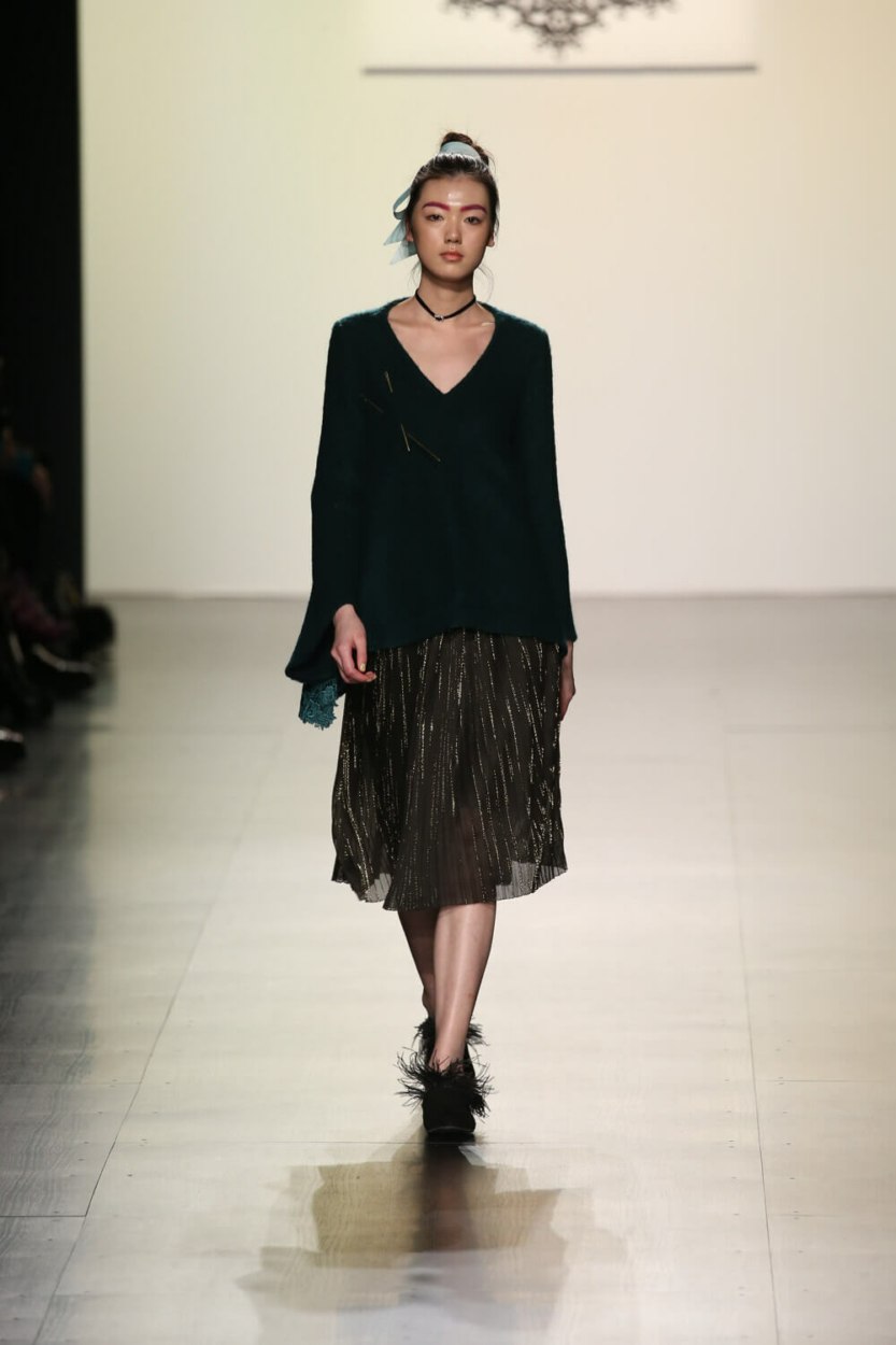 Jupe pliss&eacute;e midi : comment la porter