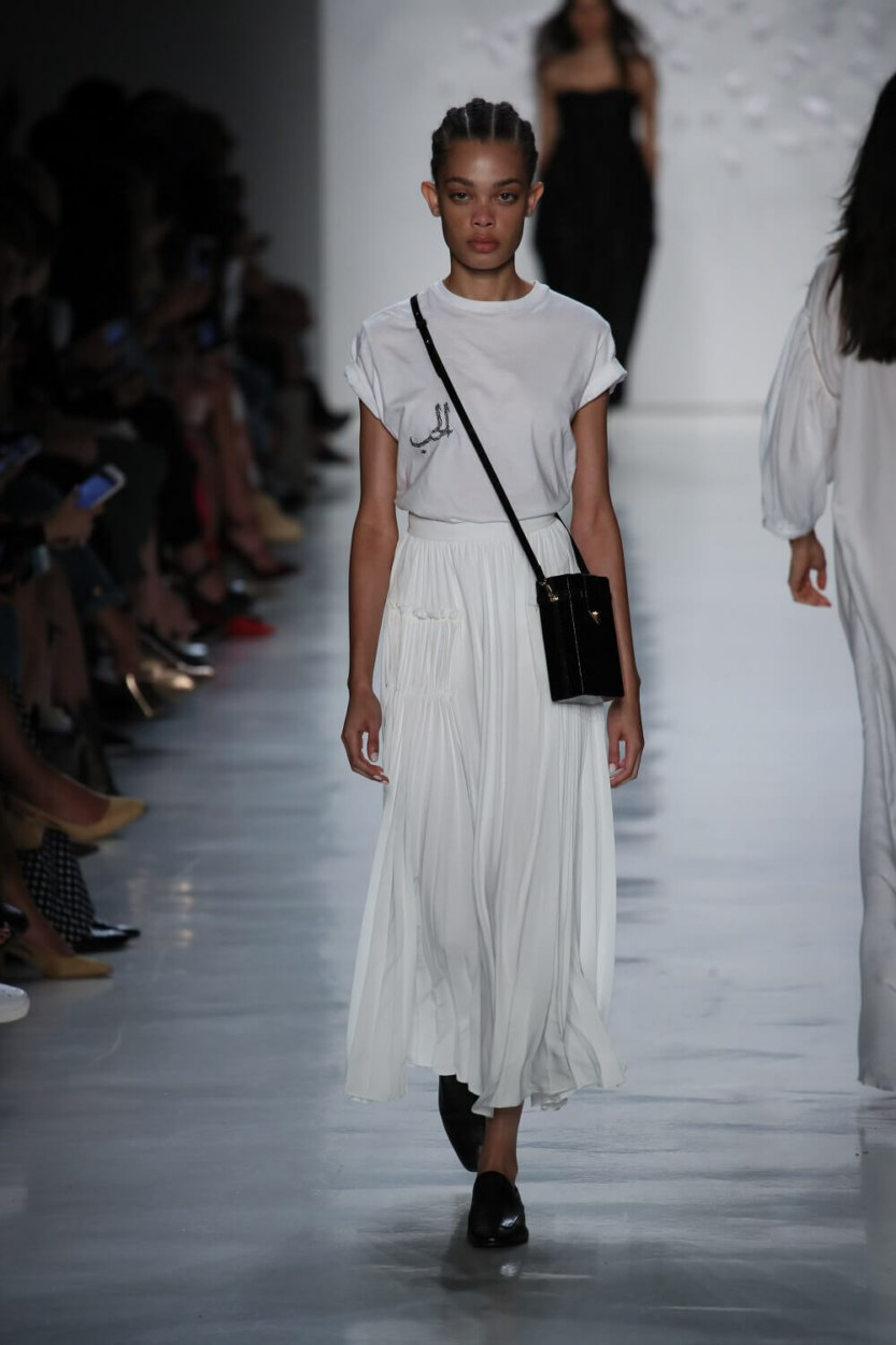 Jupe pliss&eacute;e midi : comment la porter