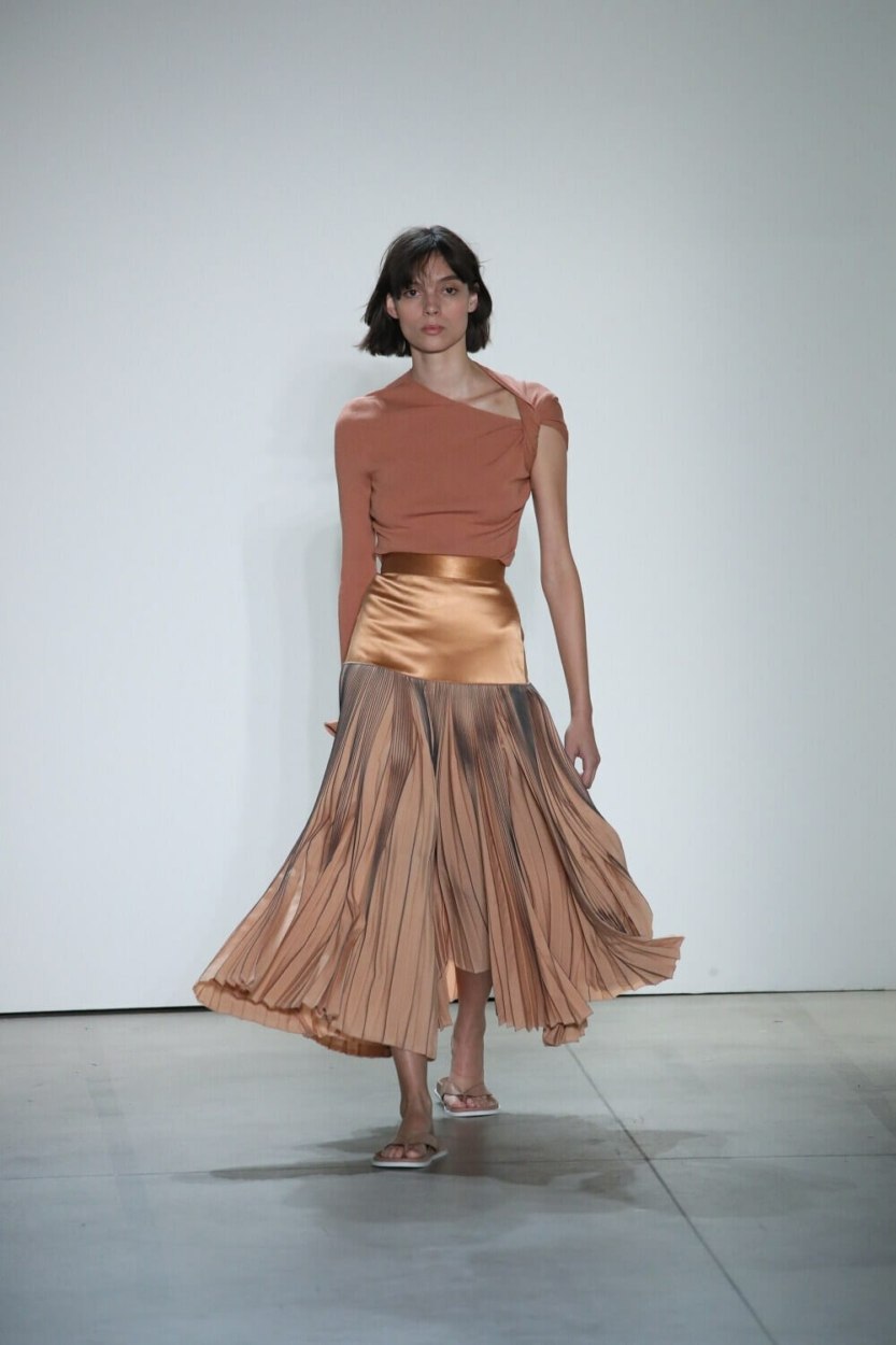 Jupe pliss&eacute;e midi : comment la porter