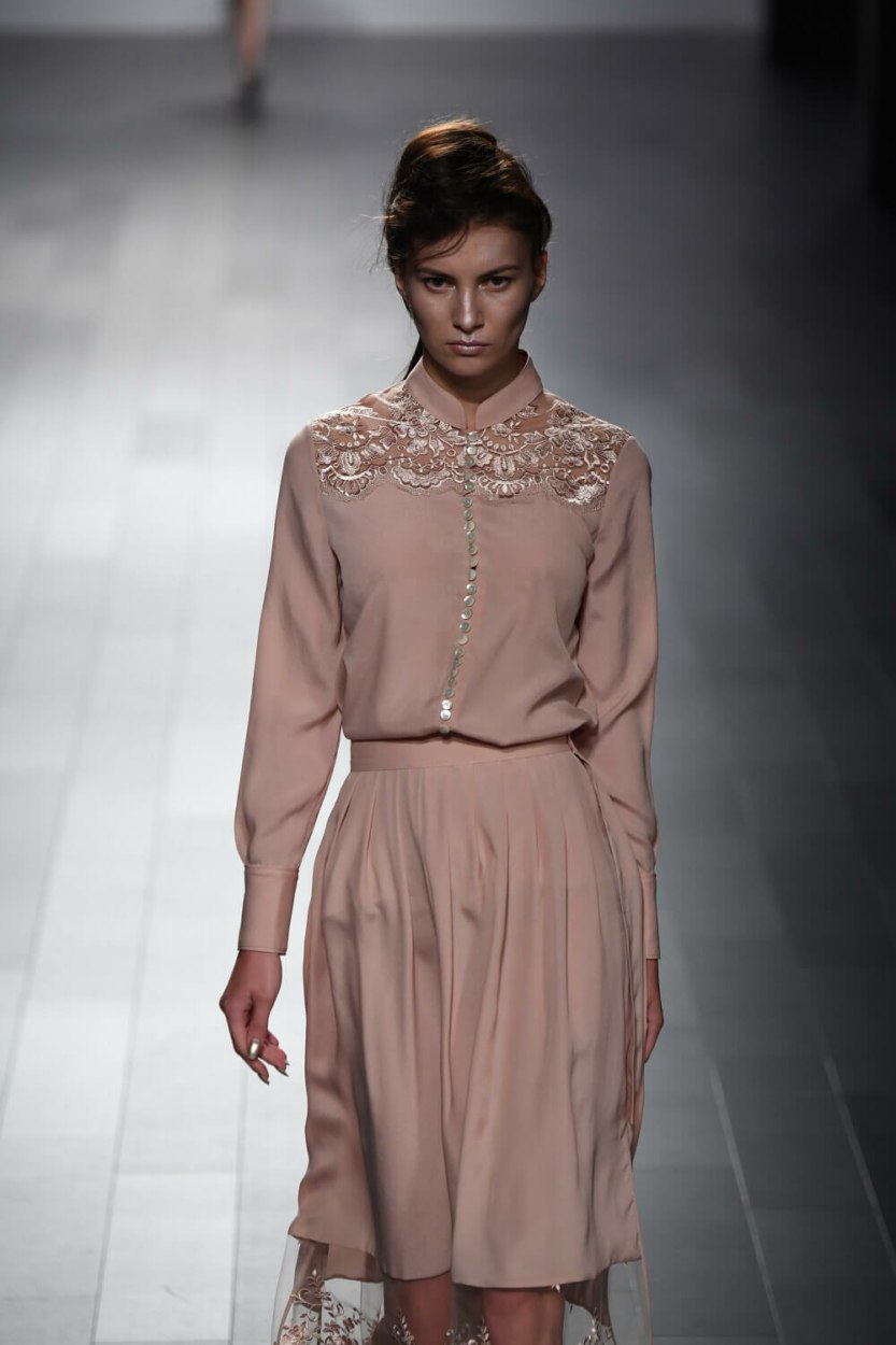 Jupe pliss&eacute;e midi : comment la porter