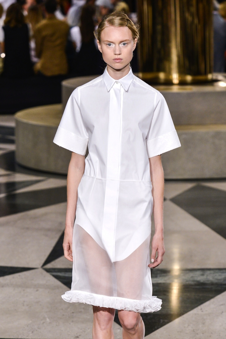 Porter la robe-chemise : une multitude de possibilités