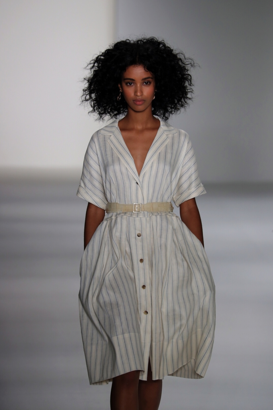 Porter la robe-chemise : une multitude de possibilités