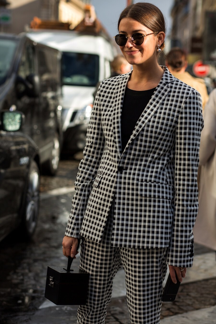 Porter la robe et les baskets avec style