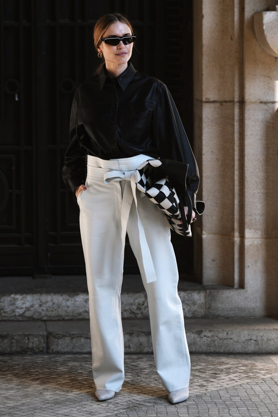 Porter la robe et les baskets avec style