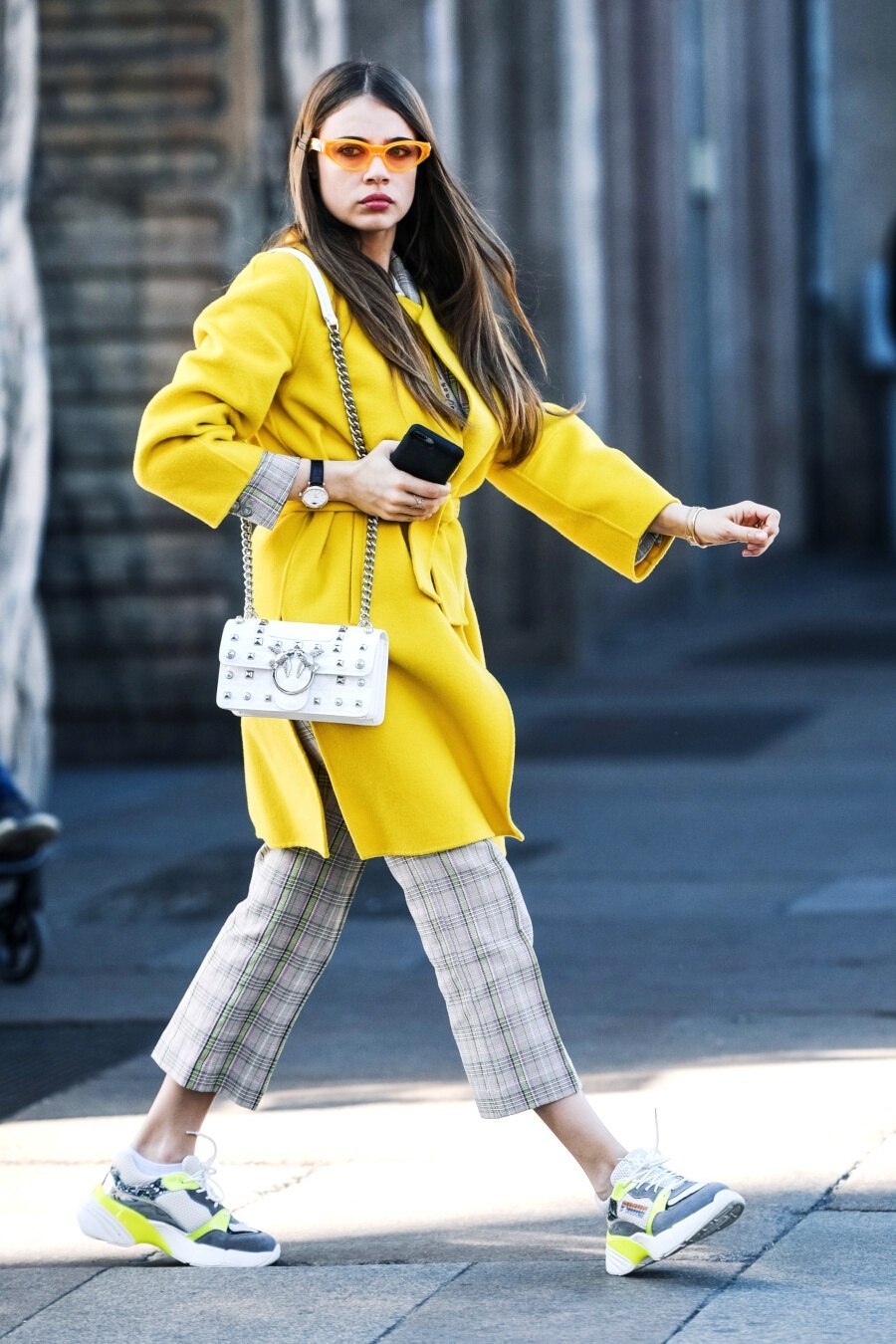 Porter la robe et les baskets avec style