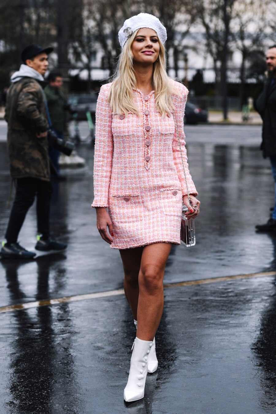 Porter la robe et les baskets avec style
