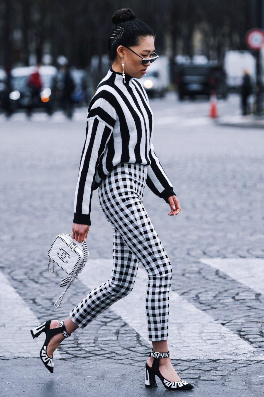 Porter la robe et les baskets avec style