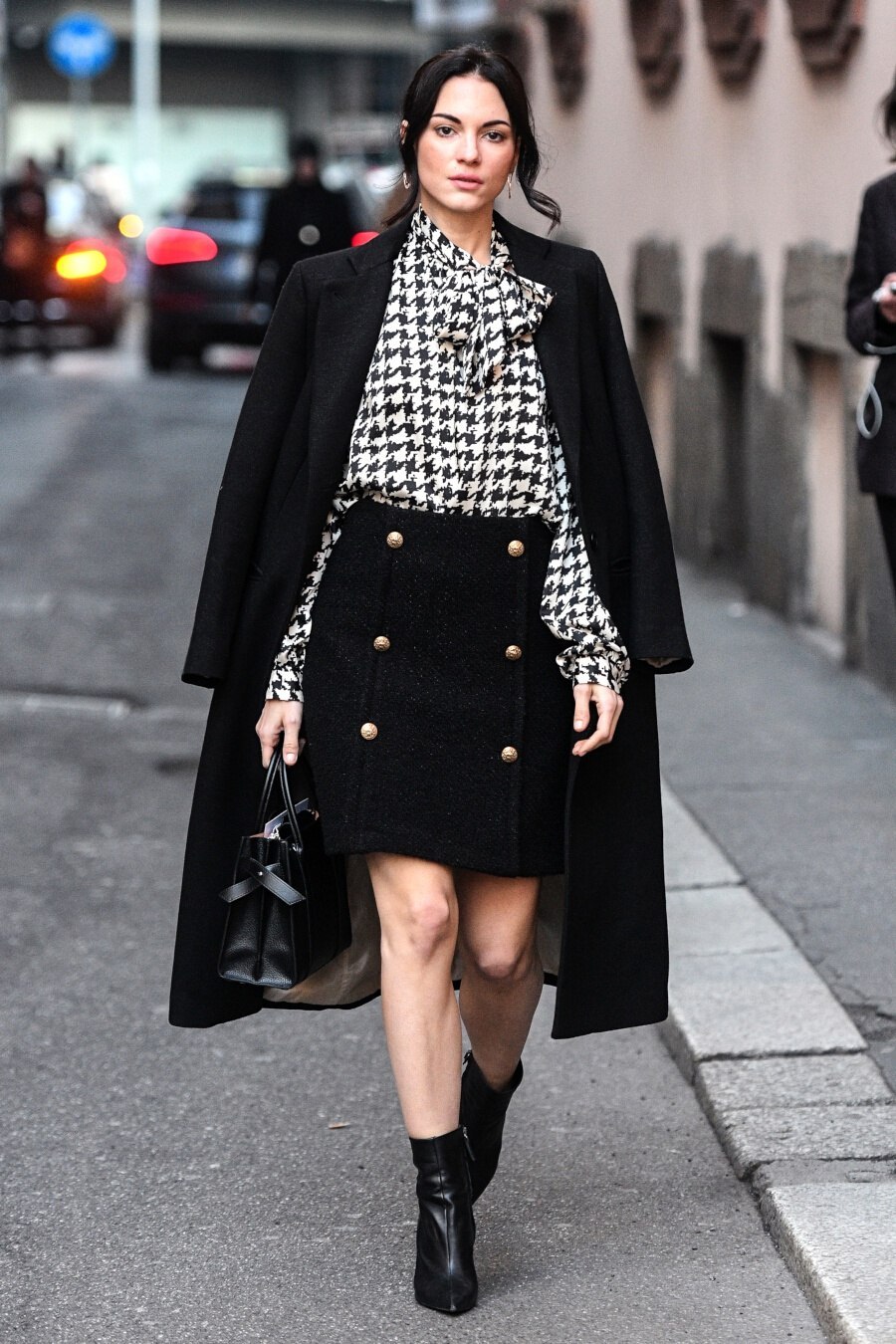Porter la robe et les baskets avec style