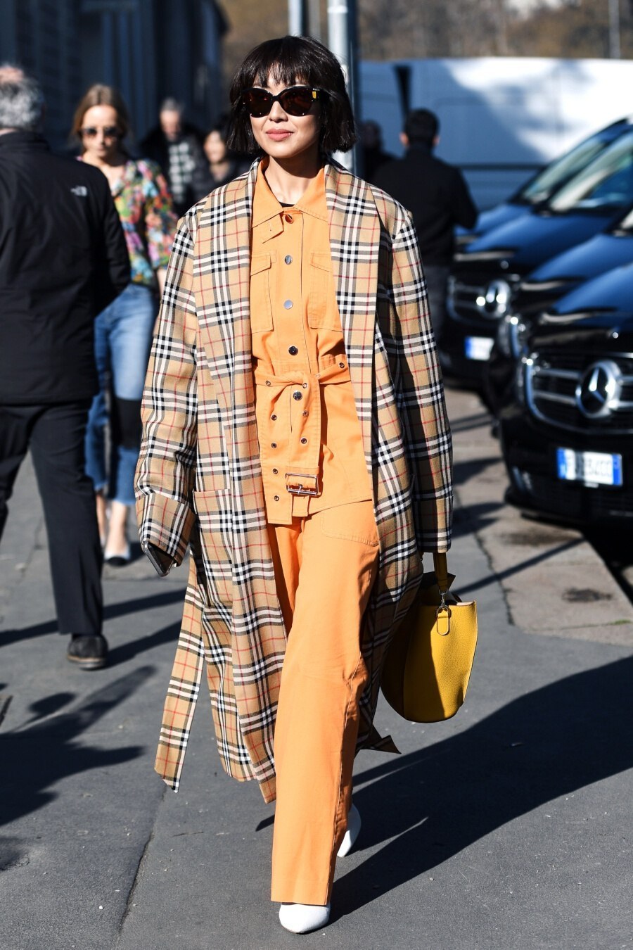 Porter la robe et les baskets avec style