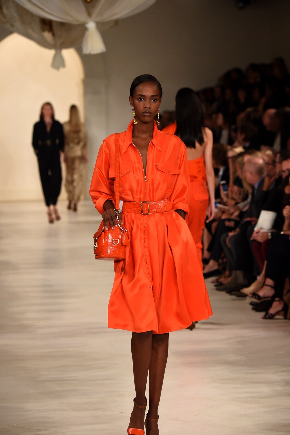 Porter la robe-chemise : une multitude de possibilités