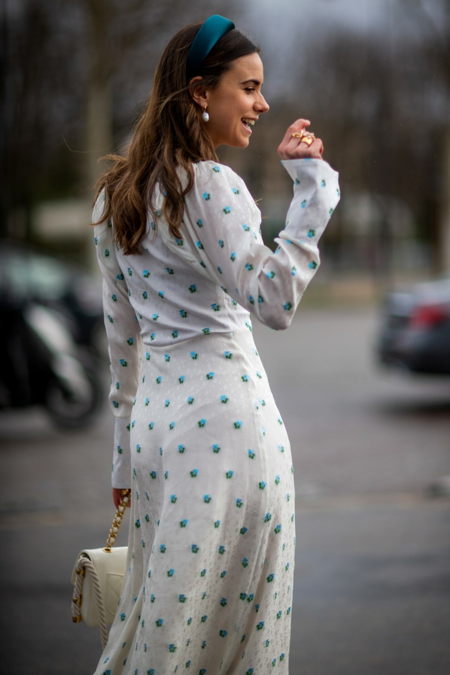 Tendance : robe fluide et longue à épaulettes Tendance : robe fluide et longue à épaulettes extra-larges