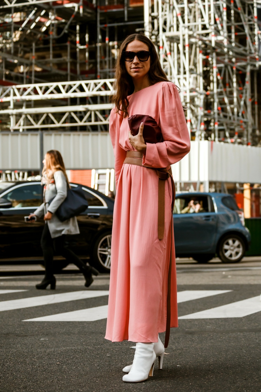 Tendance : robe fluide et longue à épaulettes Tendance : robe fluide et longue à épaulettes extra-larges
