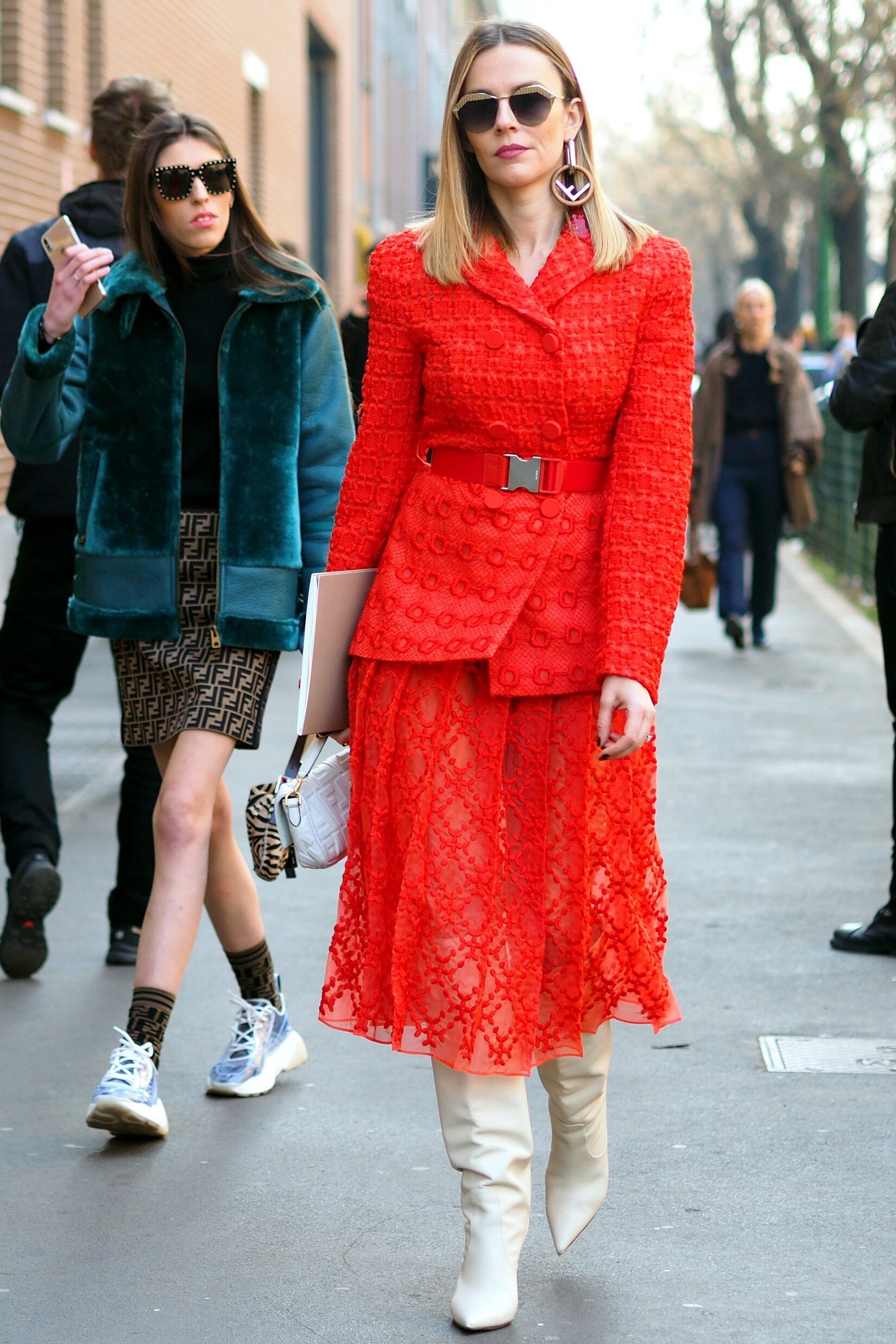 Porter le blazer et la jupe/robe transparente Comment porter le blazer avec une jupe/robe transparente