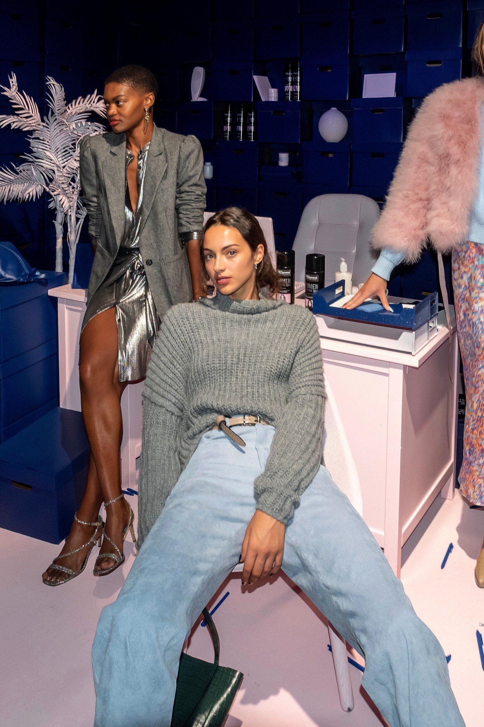 Porter le bleu en 2020 : les bonnes associations Porter le bleu en 2020 : associations de couleurs