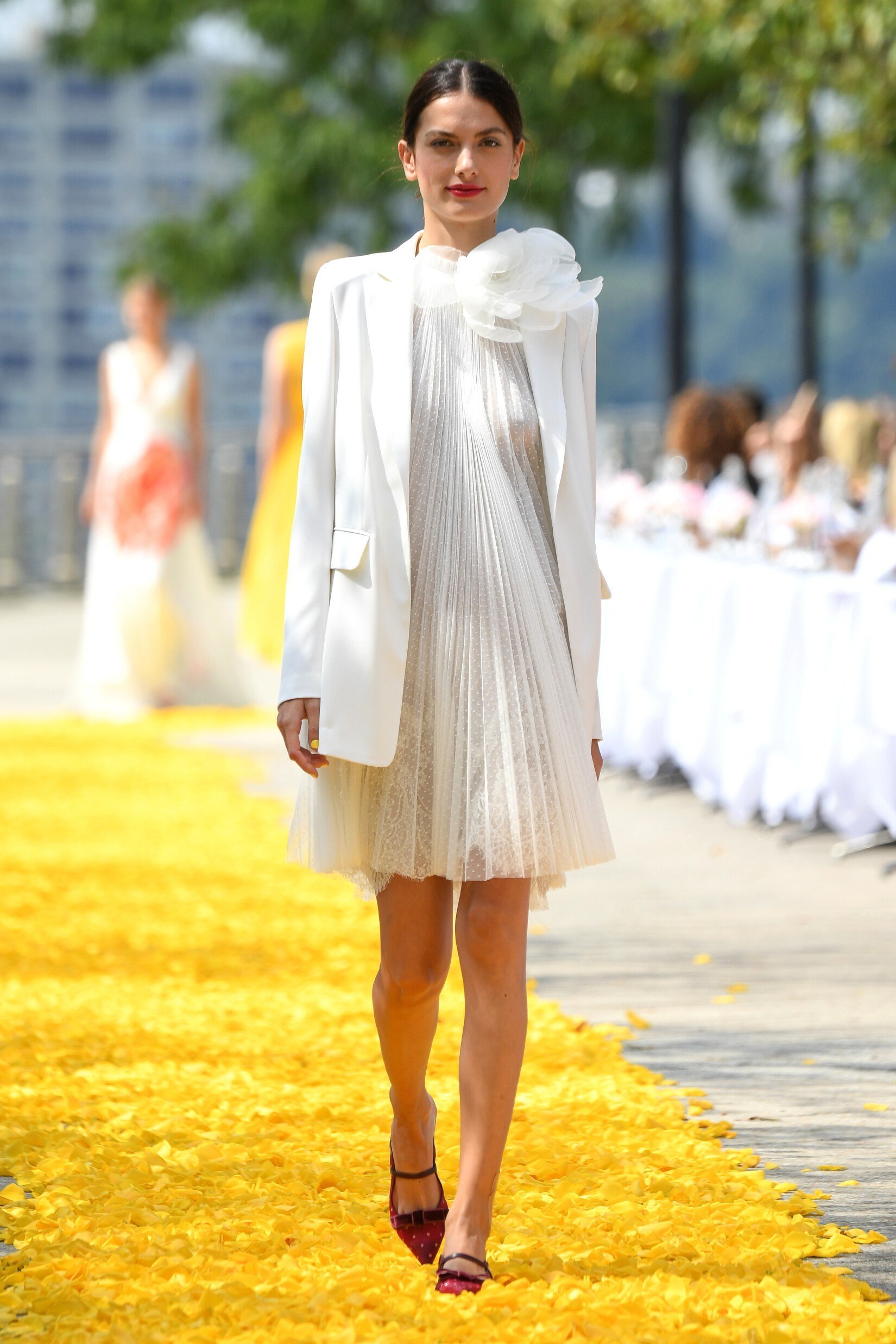 Porter le blazer et la jupe/robe transparente Comment porter le blazer avec une jupe/robe transparente