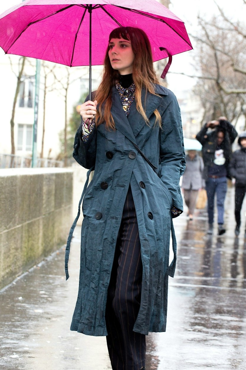 Un parapluie de couleur contre la grisaille