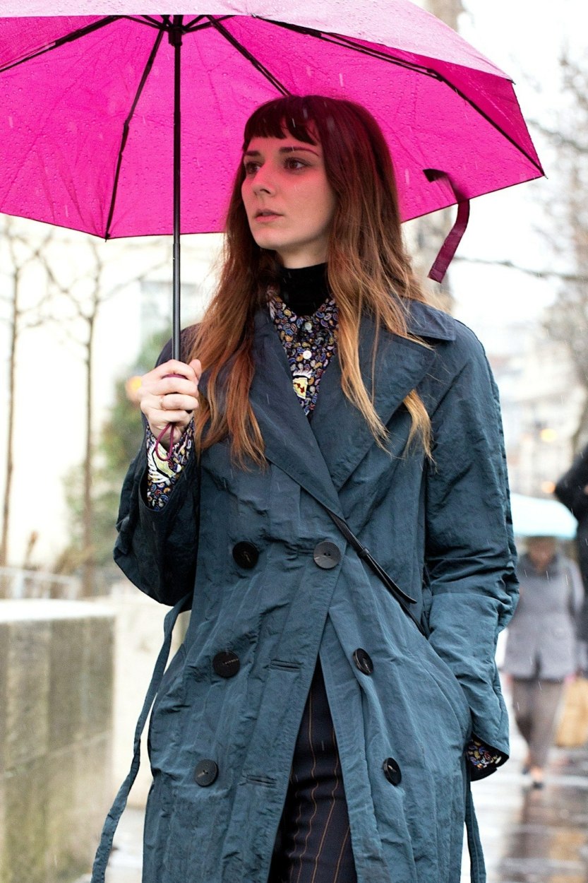 Un parapluie de couleur contre la grisaille