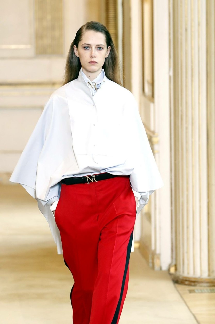 Pantalon esprit sport + chemise = le bon combo