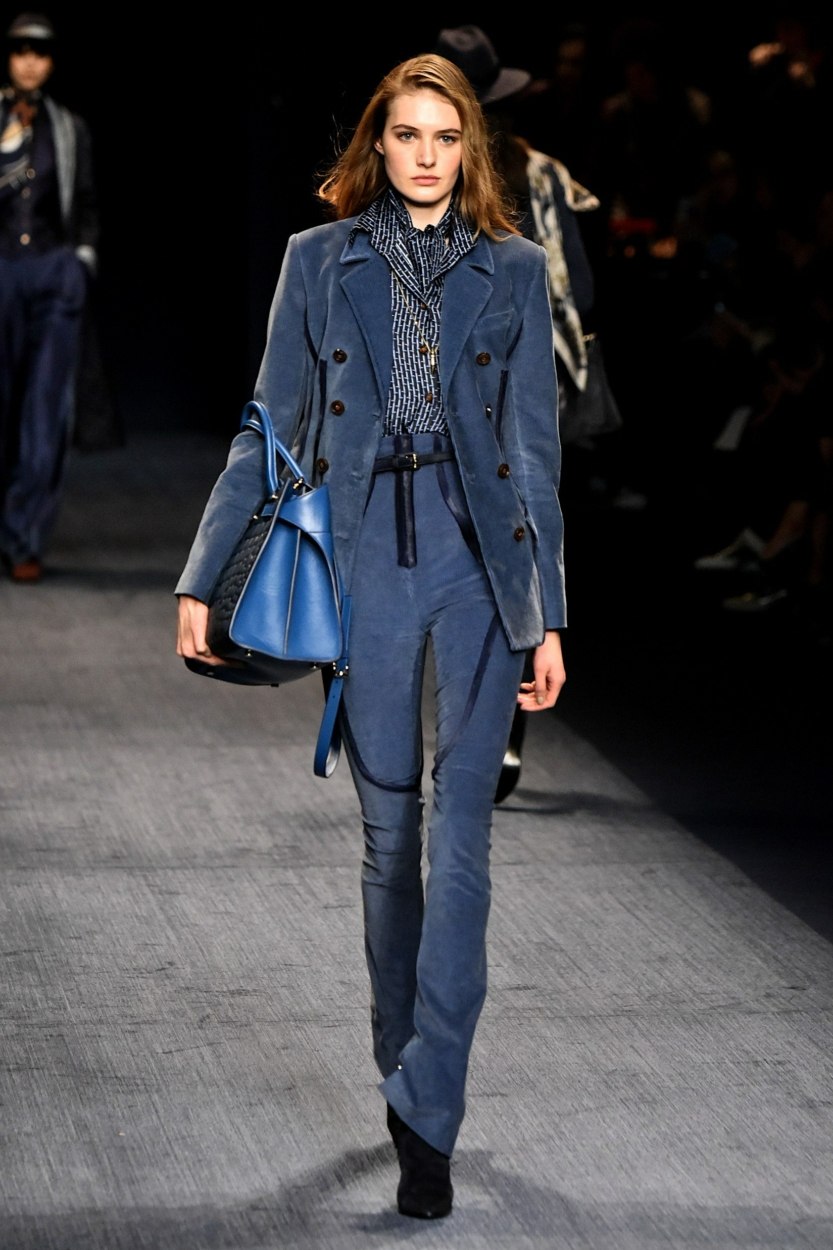 Tenue monochrome bleue = le bon combo