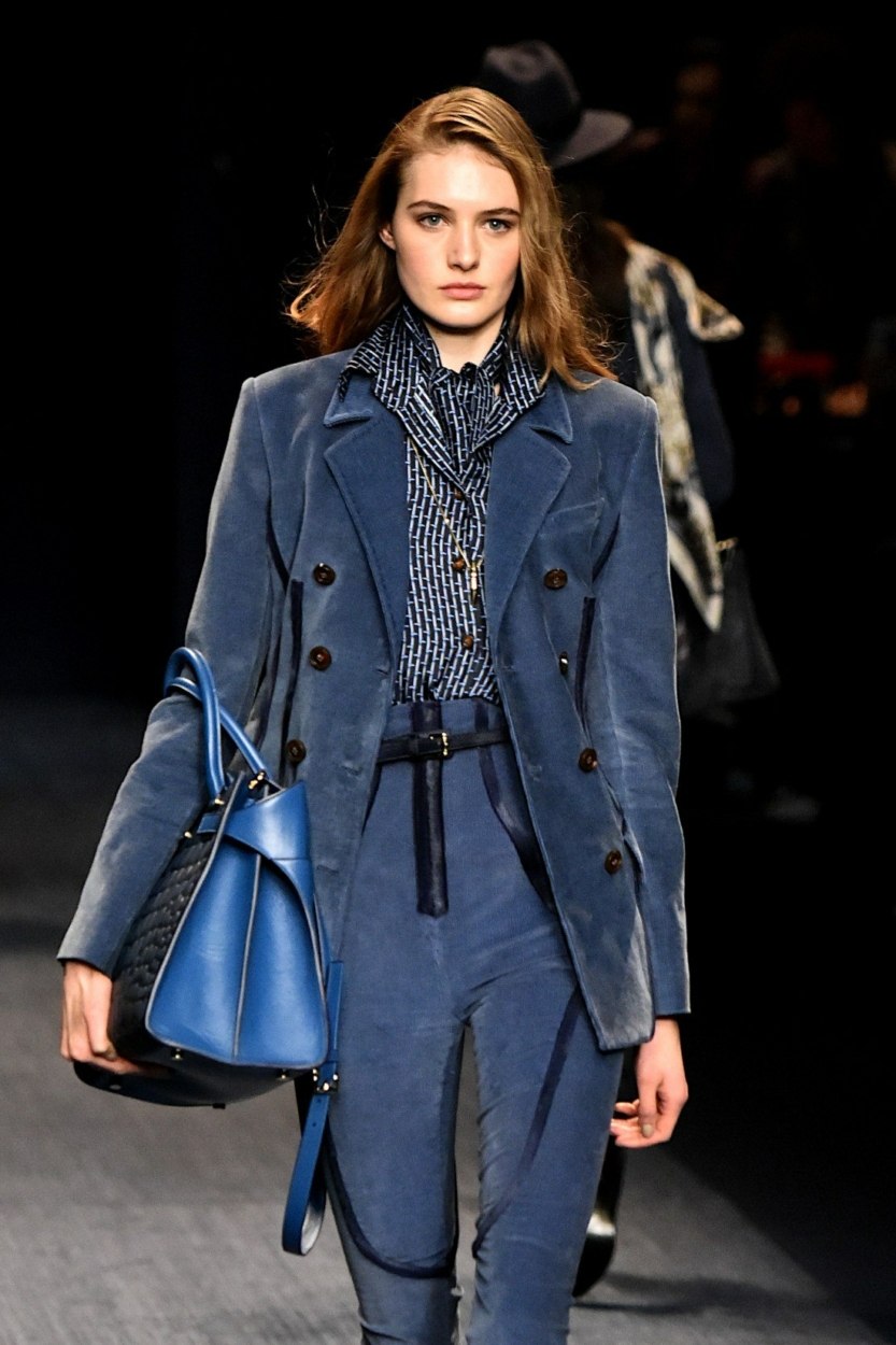 Tenue monochrome bleue = le bon combo