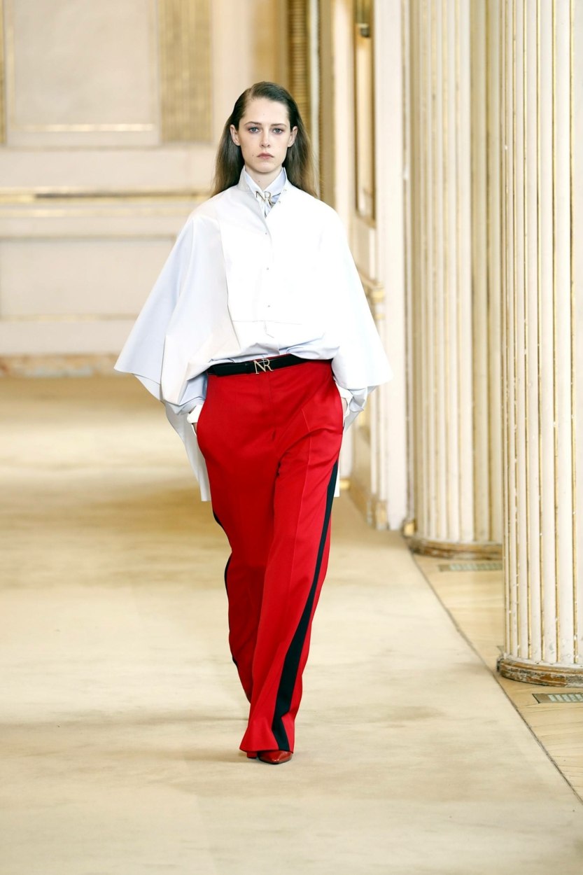 Pantalon esprit sport + chemise = le bon combo