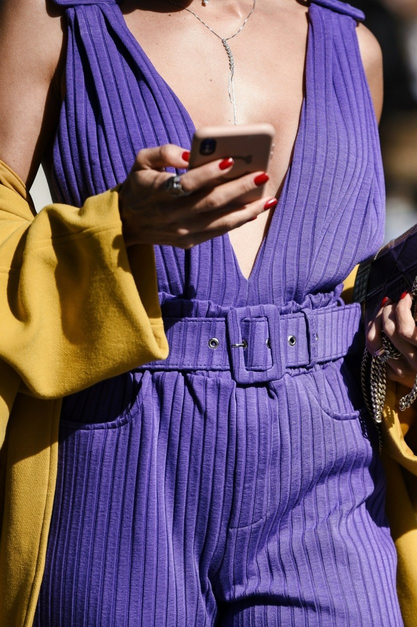 Tendance color block en mode : jaune et violet
