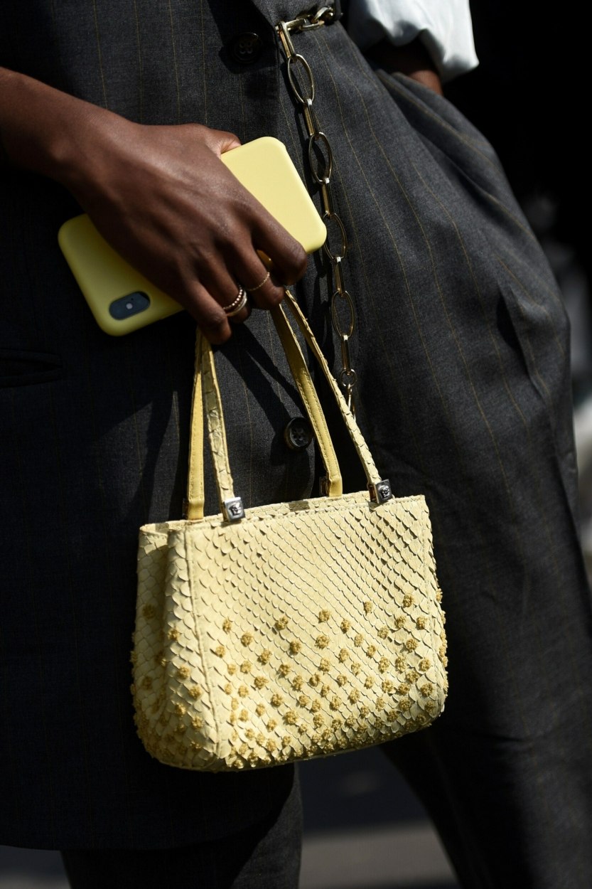 Jaune-vert p&acirc;le&nbsp;: comment porter cette mode