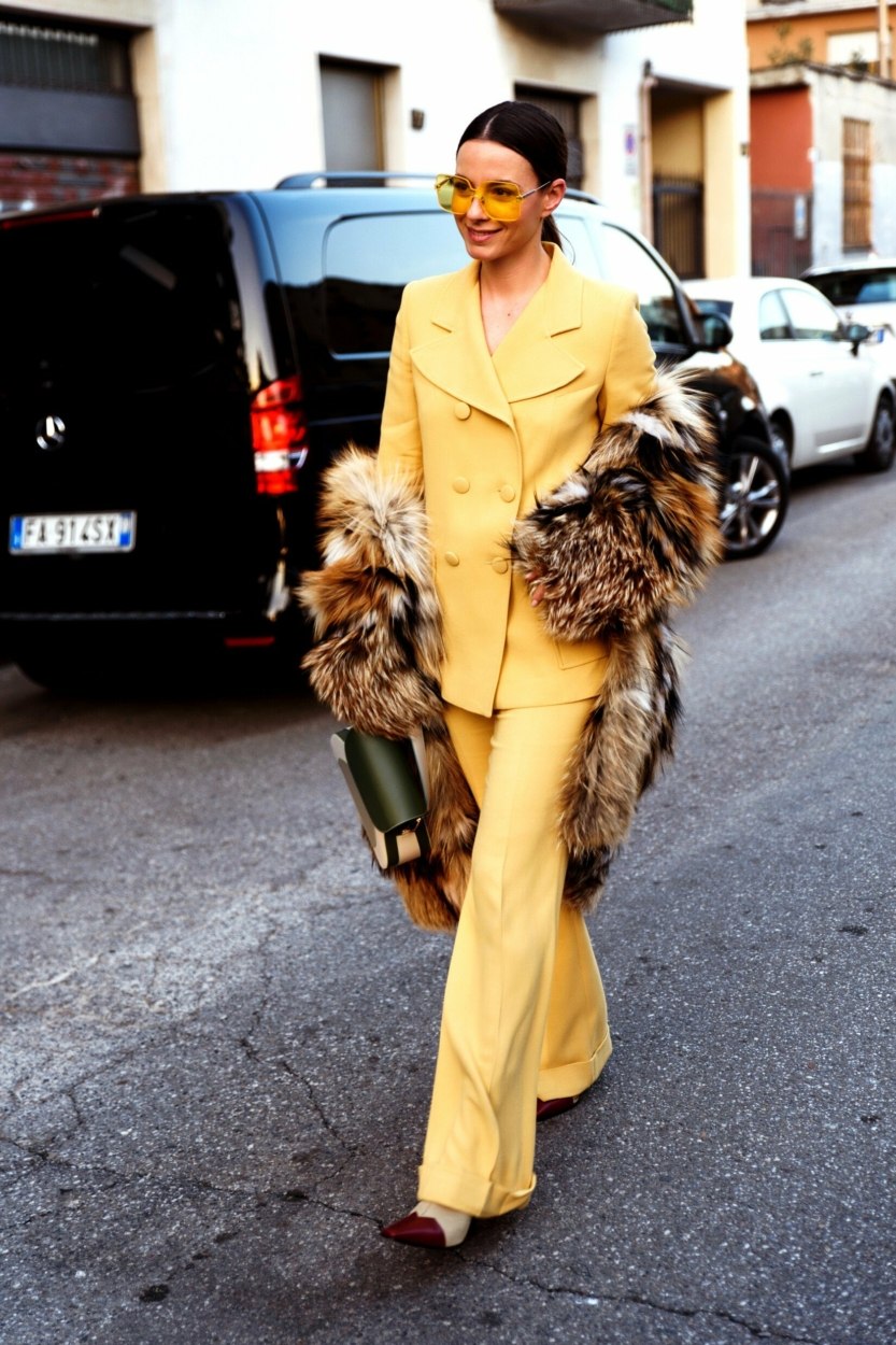 Porter le jaune avec du beige/camel/marron&nbsp;: 11 tenues