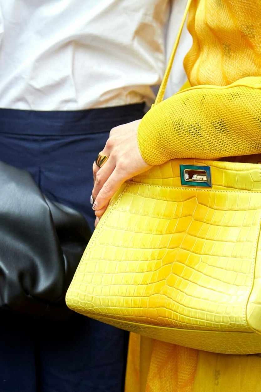 Sac &agrave; main jaune vif&nbsp;: 9 mod&egrave;les de luxe pour s&rsquo;inspirer