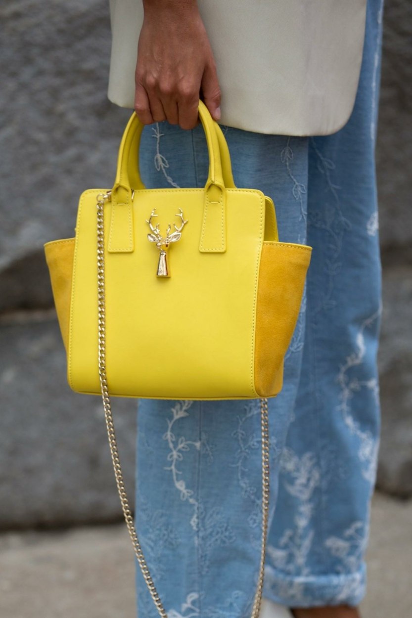 Sac &agrave; main jaune vif&nbsp;: 9 mod&egrave;les de luxe pour s&rsquo;inspirer