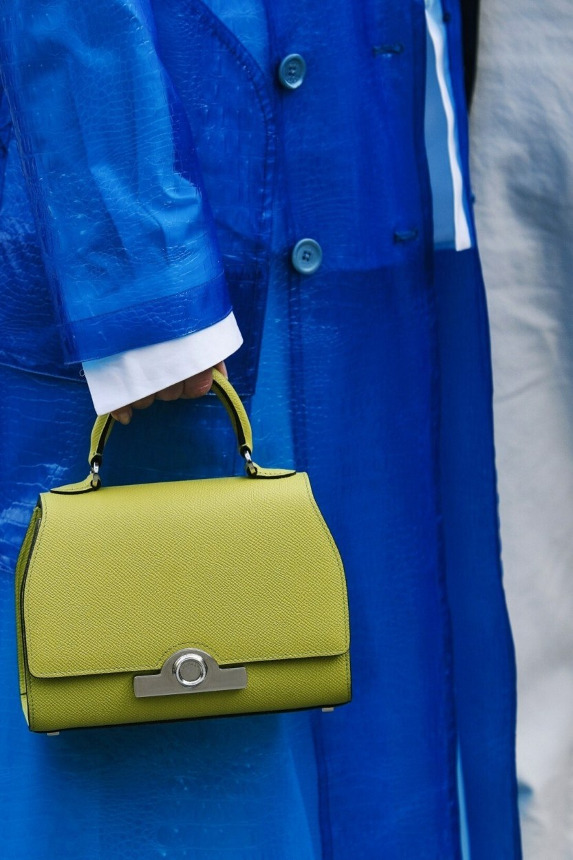 Sac &agrave; main jaune vif&nbsp;: 9 mod&egrave;les de luxe pour s&rsquo;inspirer