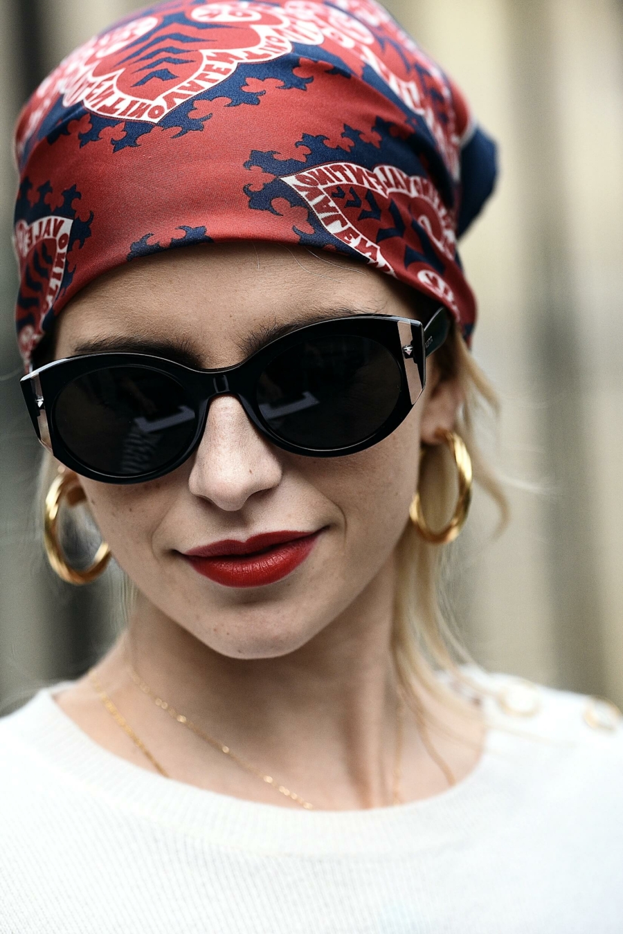 Foulard sur la t&ecirc;te en streetstyle &agrave; la Fashion Week de Paris Printemps/&Eacute;t&eacute; 2019 &copy; Creative Lab/Shutterstock