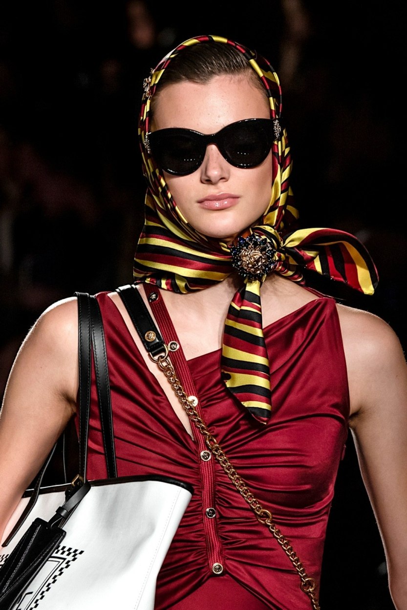 Comment porter un foulard carr&eacute; en satin de soie sur la t&ecirc;te