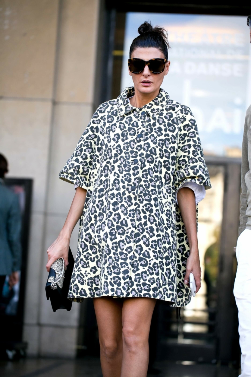 Manteau l&eacute;opard : comment le porter sans faire vulgaire