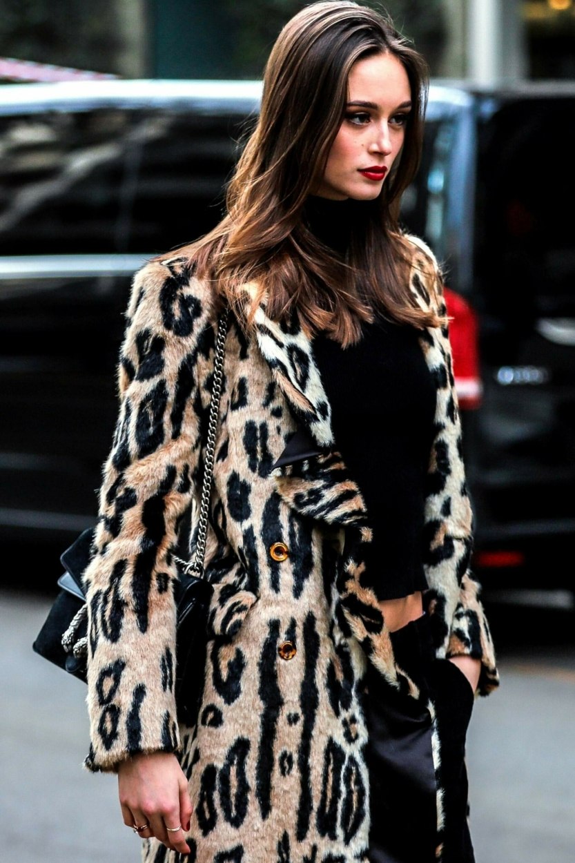 Manteau l&eacute;opard : comment le porter sans faire vulgaire