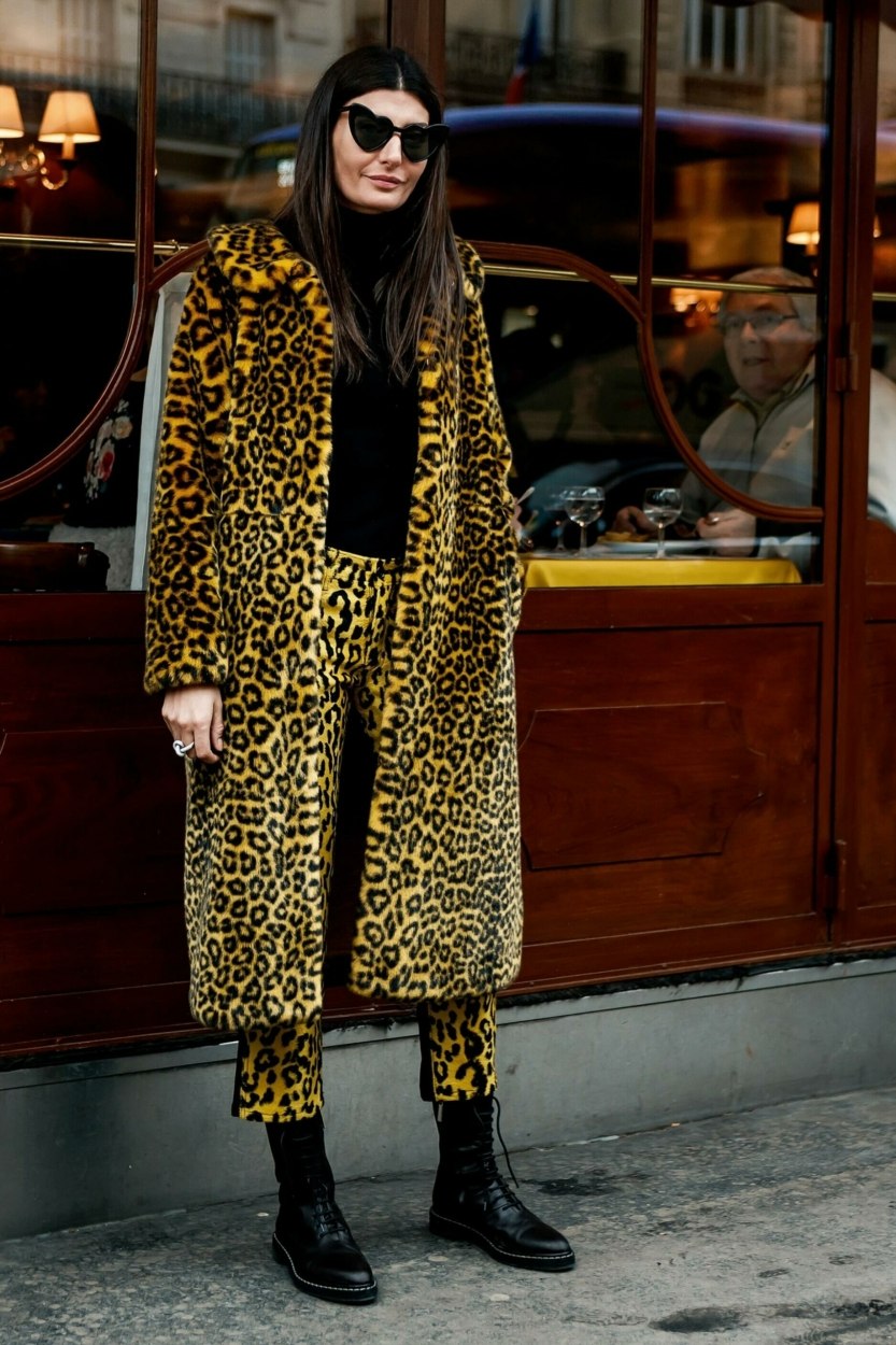 Manteau l&eacute;opard : comment le porter sans faire vulgaire