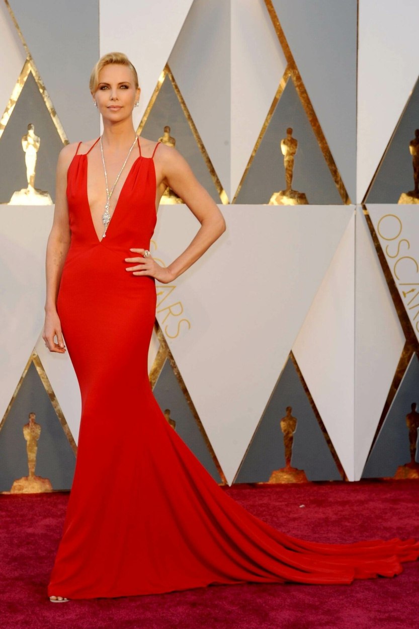 10 tenues inspirantes de stars pour porter la robe rouge en soirée