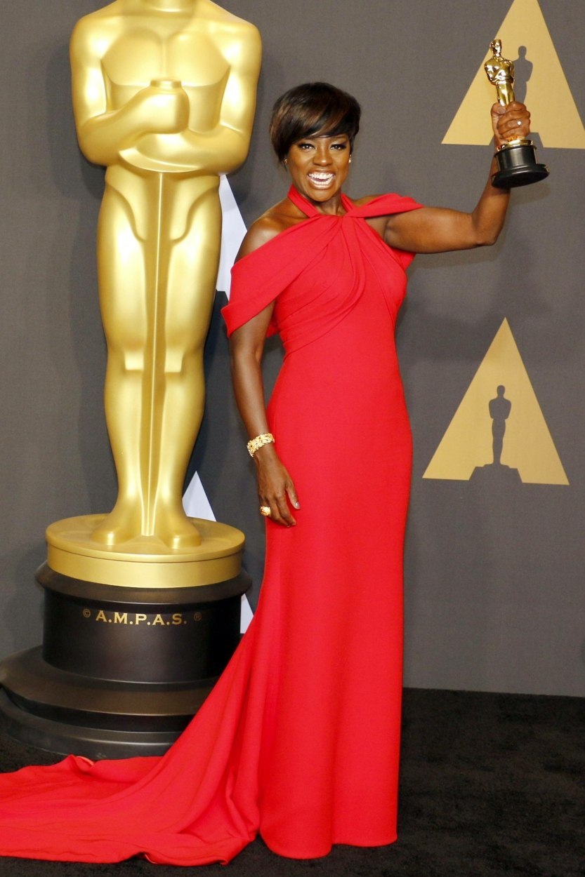 10 tenues inspirantes de stars pour porter la robe rouge en soirée